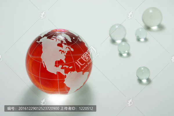 紅玻璃球。