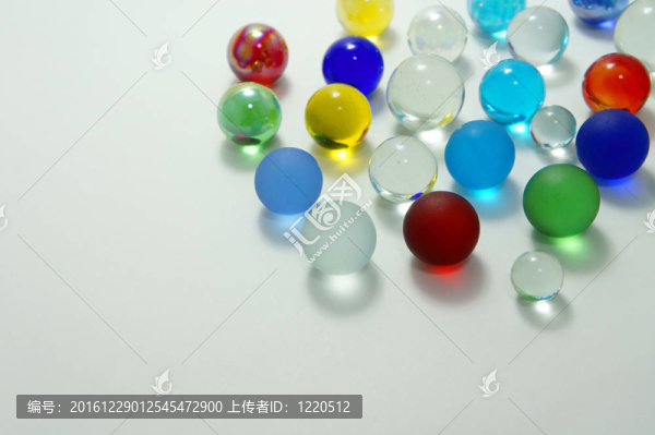 彩色玻璃球。