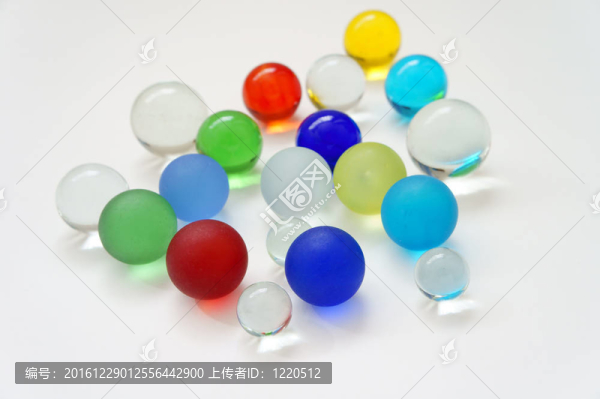 彩色玻璃球。