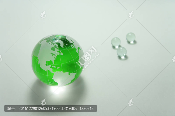 綠色玻璃球。
