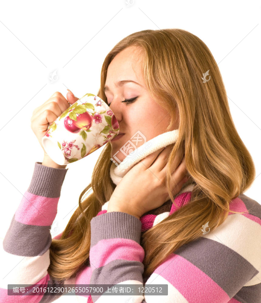 美麗的微笑女孩與一杯