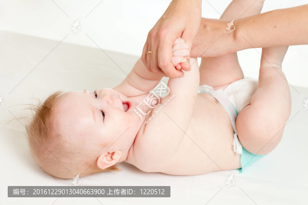 媽媽給她按摩的小女孩
