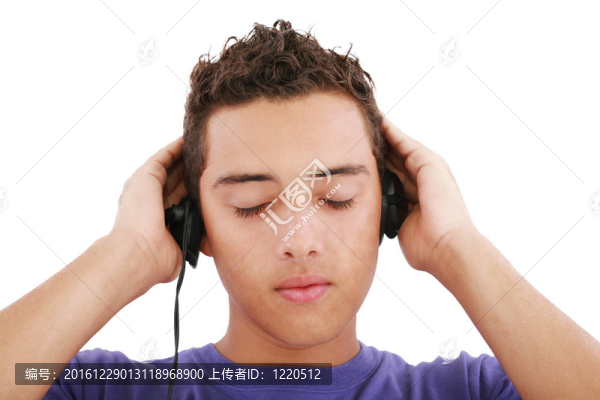 男孩聽(tīng)音樂(lè)；孤立的白色