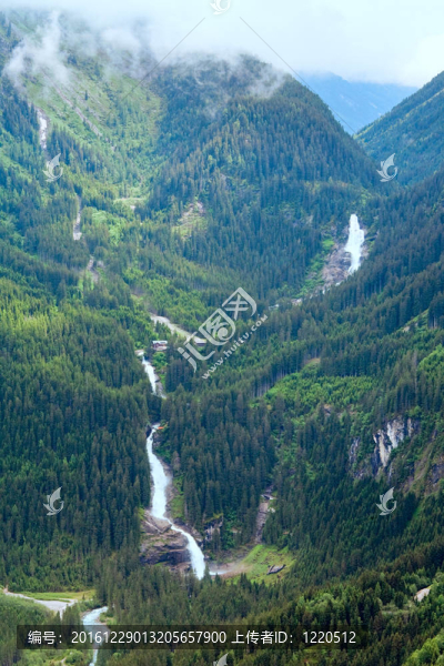 阿爾卑斯瀑布夏景