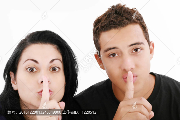 朋友或情侶顯示沉默的跡象。白色隔離