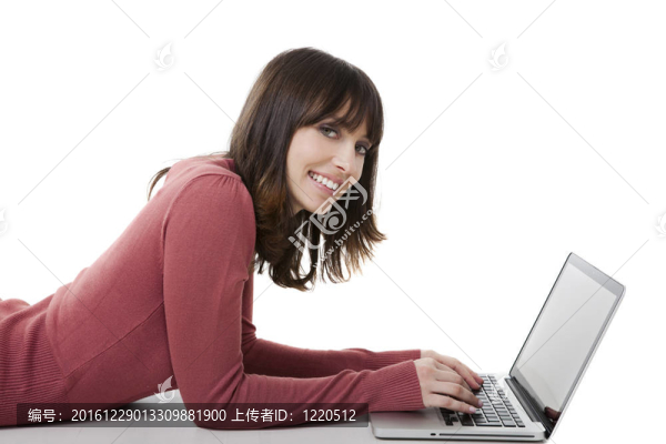 美麗的女人與筆記本電腦