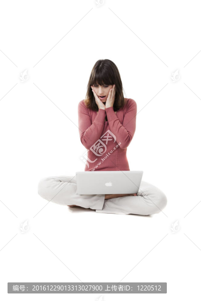 美麗的女人與筆記本電腦