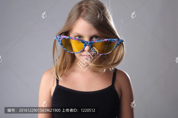 戴眼鏡的女孩。