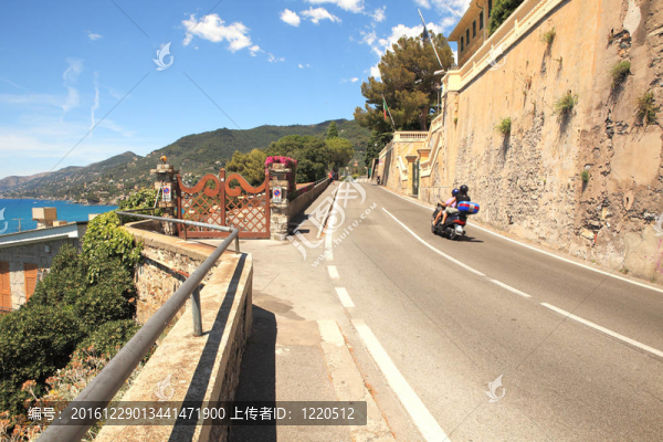 意大利狹窄的海上公路。