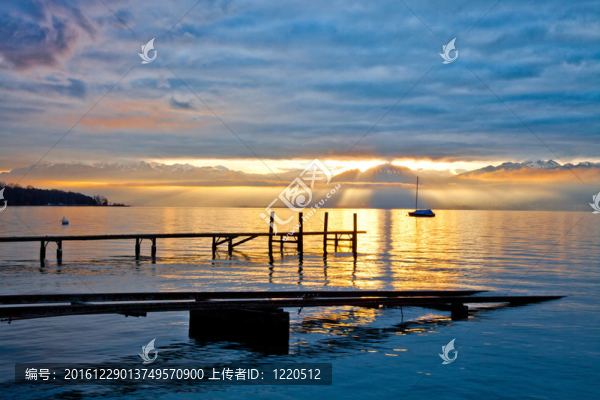 日出日內(nèi)瓦湖