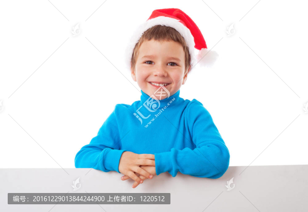 微笑的男孩在Santa帽子與空旗幟