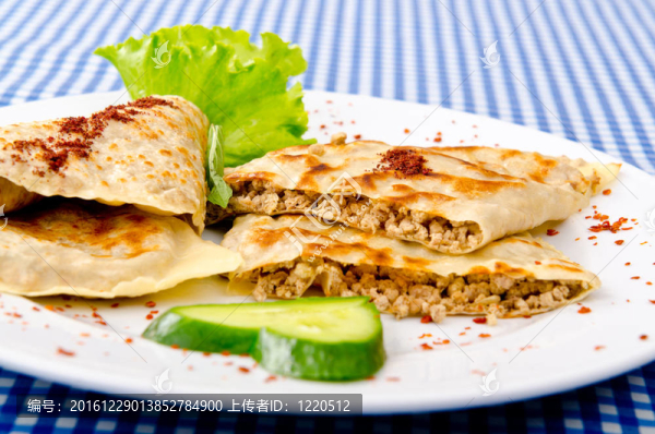 肉煎餅在盤子里
