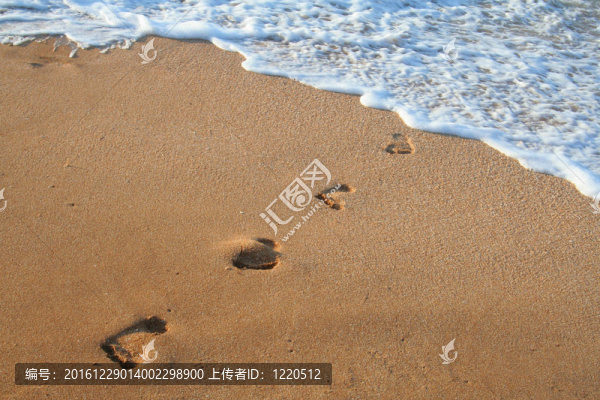 在沙灘上留下腳印