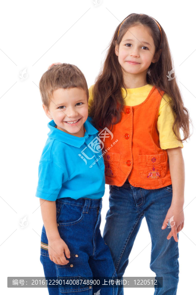兩個微笑的小孩子站在一起