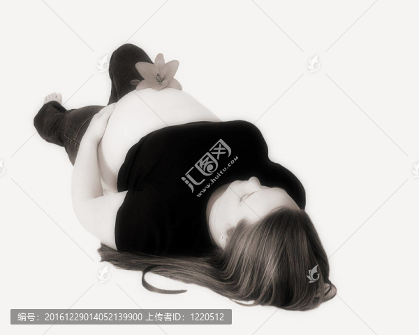 一個容光煥發(fā)的孕婦躺在地上，花在赤裸的肚子上。白色隔離