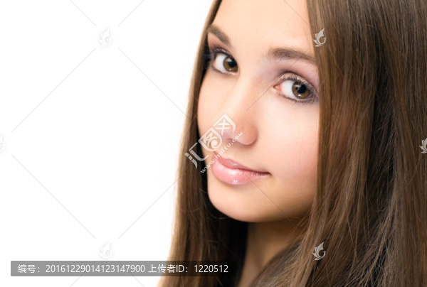 黑發(fā)美女。