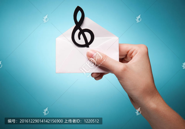 女人手里拿著一個(gè)信封，上面寫(xiě)著藍(lán)色背景的旋律