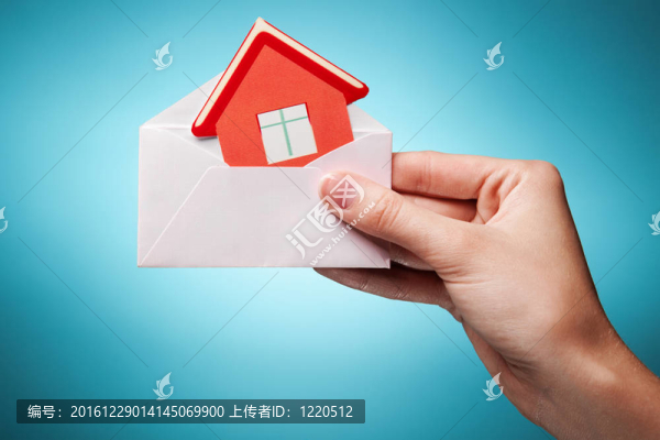 女人手里拿著一個(gè)信封，上面有一個(gè)藍(lán)色背景的房子的標(biāo)志