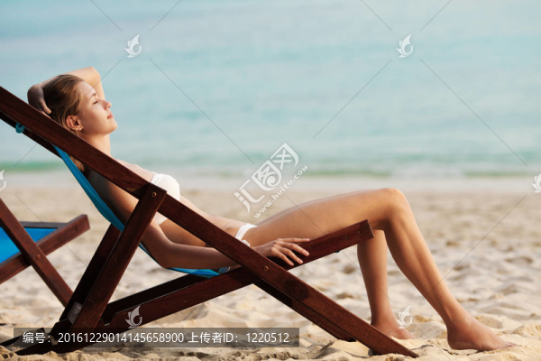 美麗的女人在休息室在海灘上。披披島。泰國