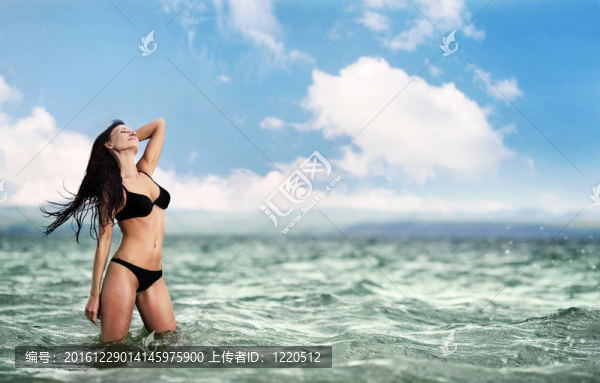 海灘上的美女。