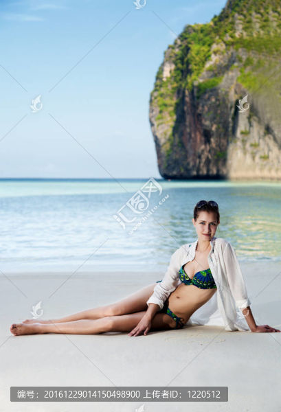 海灘上的美女。披披島。泰國