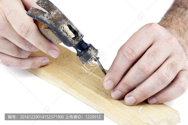 男子擊中釘頭