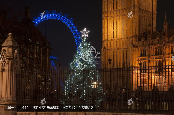 英國(guó)倫敦國(guó)會(huì)大廈的建筑細(xì)節(jié)與前景中的圣誕樹和倫敦背景