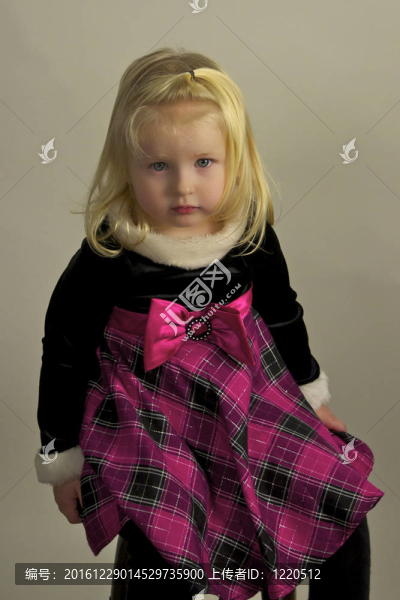 穿著裙子的漂亮女孩