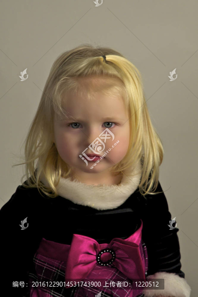 穿著裙子的漂亮女孩