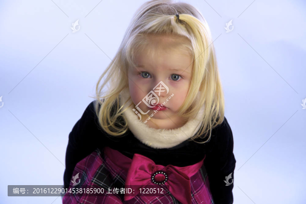 穿著裙子的漂亮女孩