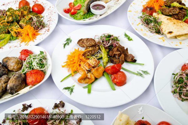 宴會(huì)桌上的飯菜