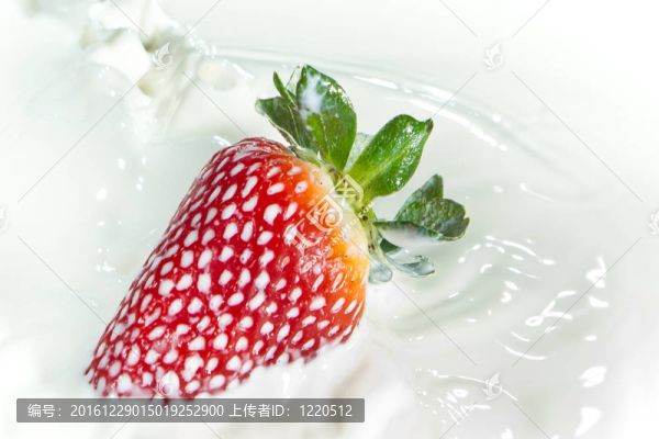 草莓濺奶
