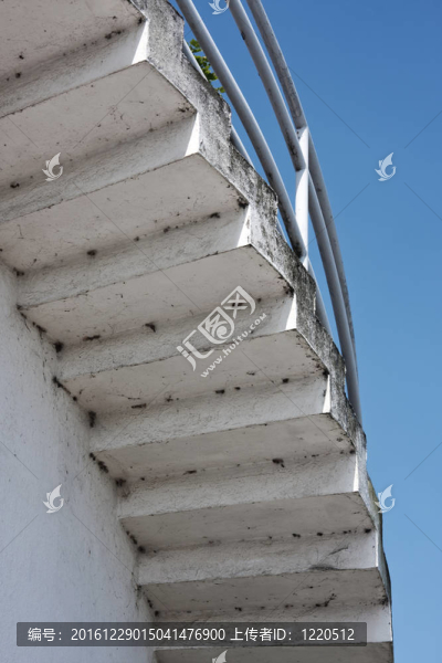 建筑物外部的白色螺旋樓梯