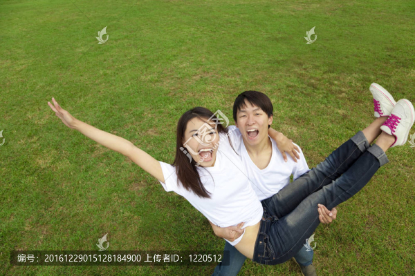 快樂的亞洲夫婦在草地上
