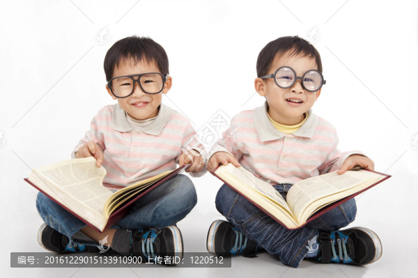 快樂的孩子戴著黑色眼鏡的大書