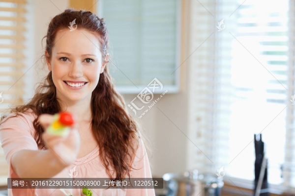 婦女提供一些沙拉