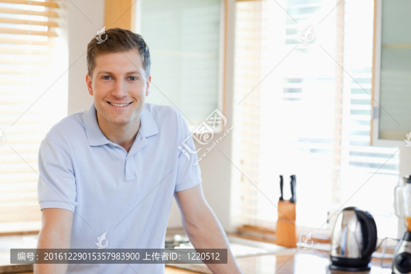 站在廚房里的男人