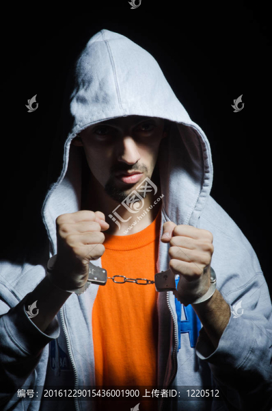 年輕犯人戴著手銬
