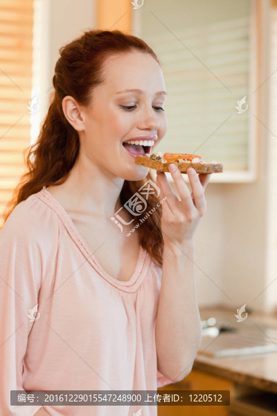 咬進面包片的女人