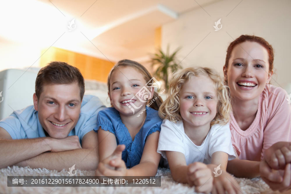 地毯上的幸福家庭