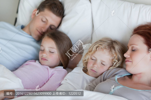 家人一起打盹