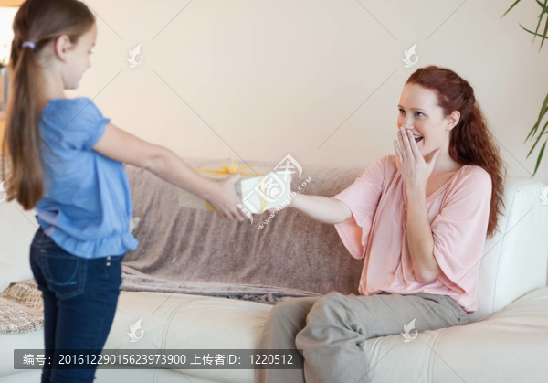 女兒驚喜的母親與禮物