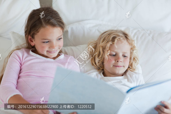 兄妹閱讀床時(shí)間故事