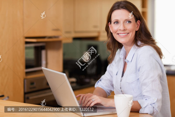 廚房里的女人拿著筆記本