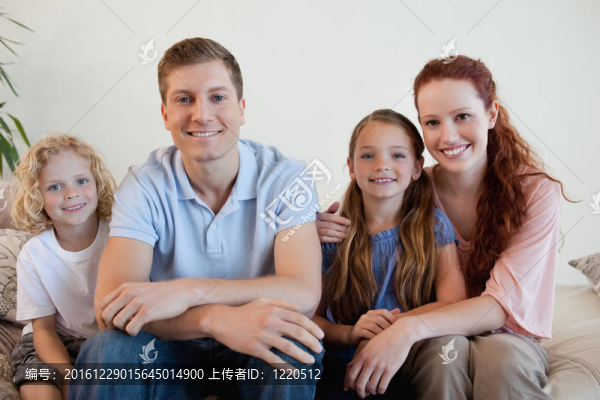 沙发上的幸福家庭
