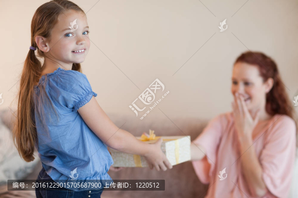 給媽媽禮物的女孩