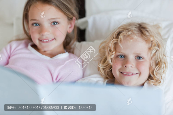 兄弟姐妹喜歡讀床時間故事