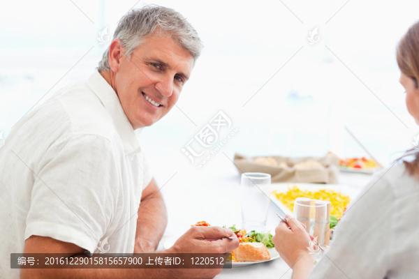 晚宴中快樂微笑男士的側(cè)面圖