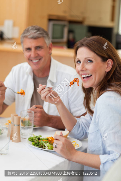快樂夫妻一起吃晚飯