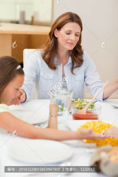 祈禱家人即將吃晚飯